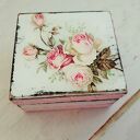 Romantyczny, drewniany zestaw dekoracji ślubnych biały w różowe kwiaty w stylu shabby chic