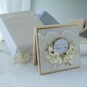 Zestaw ślubny w kremach i złocie - kartka w drewnianym pudełku i skrzynka na wino