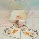 Romantyczny, drewniany zestaw dekoracji ślubnych biały w różowe kwiaty w stylu shabby