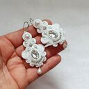 Kolczyki sutasz w kolorze białym