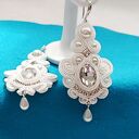 Kolczyki sutasz w kolorze białym