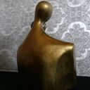 Rzeźba z gipsu „Zakochani” - prezent ślubny 12 cm (czarny i metaliczne złoto)