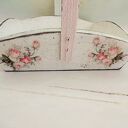 Romantyczny, drewniany zestaw dekoracji ślubnych biały w różowe kwiaty w stylu shabby chic