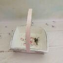 Romantyczny, drewniany zestaw dekoracji ślubnych biały w różowe kwiaty w stylu shabby chic