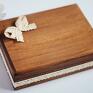 Biala Konwalia pudełko na obrączki to uroczy i praktyczny dodatek, a jednocześnie ślub koronka drewno