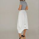 Asymetryczna spódnica bombka z kieszeniami