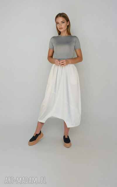 Asymetryczna spódnica bombka z kieszeniami