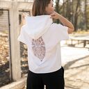 Komplet Paris biało-czarny dla kobiet - bluza z kapturem i krótkie spodenki