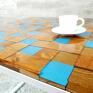 brązowe drewno stolik kawowy w niebieskie kwadraty - morski