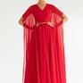 Sukienka uszyta delikatnego szyfonu w kolorze jasnej czerwieni na podszewce. Materiał jest i nie elastyczny. Zwiewna
