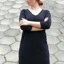 Mała czarna sukienka bawełniana z kieszeniami i dekoltem - Navaho Clothing 