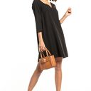 Elegancka sukienka z kontrafałdą na plecach i dekoltem V, T322, czarna