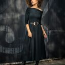 Sandy Black - wygodna i elegancka czarna sukienka z marszczeniem i kieszeniami