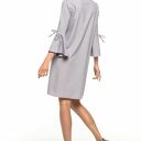 Sukienka z falbaną przy rękawie i dekoltem V, T273, szary