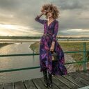 Koktajlowa sukienka Amelia Magic Rose w kwiatach z kopertowym dekoltem