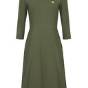 Sukienka khaki z medalem - elegancka i wygodna