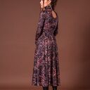 Rozkloszowana sukienka z golfem