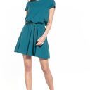 Elegancka sukienka mini ściągnięta w talii, T333, szmaragd