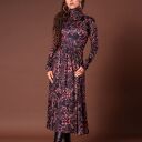 Rozkloszowana sukienka z golfem