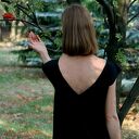 Czarna sukienka dzianina z wyciętym dekoltem na plecach