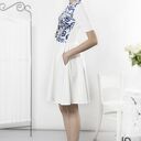 Porcelanowa sukienka ecru w niebieskie kwiaty