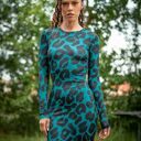 Selena Deep Tropic - dopasowana sukienka w panterkę z autorskim nadrukiem