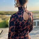 Panterkowa sukienka z golfem Milita Nikonorov - elegancka koktajlowa z jerseyu