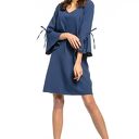 Sukienka z falbanką przy rękawie i dekoltem V