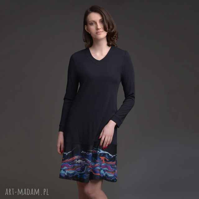 SUKIENKA TRAPEZOWA CZARNA z KOLOROWYM MOTYWEM