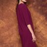Prosta i ponadczasowa sukienka uszyta z eleganckiej tkaniny w wyjątkowym kolorze głębokiego fioletu. Fioletowa