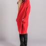 Sukienka z kominem Why Not oversize w kolorze soczystej czerwieni to model, który odsłoni twoją kobiecość i wdzięk. Bluzka