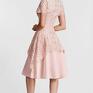 Livia Clue rozkloszowana koronkowa sukienka trini koronka (pastelowy róż) midi