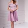 Romantyczna sukienka z ekskluzywnej kolekcji Premium uszyta z wysokiej jakości lekko elastycznego atłasu w kolorze wrzosowym. Moda