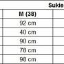 Wygodna sukienka z dzianiny. Rękaw 3/4. Na biodrach w szwie. Dekolt wykończony ściągaczem. Kieszenie