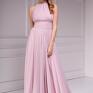 Romantyczna suknia wieczorowa z ekskluzywnej kolekcji Premium uszyta z bardzo delikatnego muślinu w kolorze jasnoróżowego pudru, na podszewce. Wesele