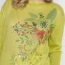 Synonim romantycznej kobiecości - kwiatowy nadruk czyni ten lekki sweterek niepowtarzalnym. Bluzka z dzianiny