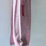 różowe elegancki długi sweter w kolorze brudny róż wykończony ściągaczami w kieszeniami