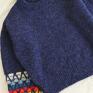 Sweter wykonany ręcznie na drutach z doskonałej jakości włóczki. Lekki, miękki, nie drapie, przyjemny dla ciała. Wełniany