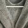 Swetry wykonane ręcznie zazwyczaj posiadają cechy, które je wyróżniają, ten konkretny to idealny wybór na csly rok, także na letnie wieczory - sweter