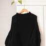 naturalny sweter czarny, na drutach, z szerokimi
