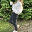 Kremowy wełniany z sweter z dodatkiem złotej nitki frędzle