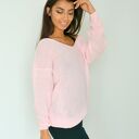 różowy sweter z dekoltem oversize