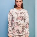 sweter z kwiatowym wzorem