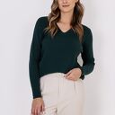 Cienki sweter w serek - SWE243 zielony MKM
