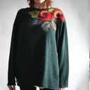 sweter filcowany kwiatem haftowany