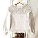 Kremowy wełniany z sweter z dodatkiem złotej nitki frędzle