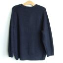 Granatowy sweter w serek z filcowanym kwiatem - ręcznie robiony oversize, rozmiar L