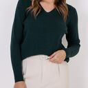 Cienki sweter w serek zielony MKM SWE243