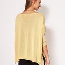 Złoty sweter oversize SWE040 MKM - elegancki blask i wygoda