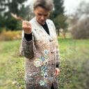 Kardigan kawa wełniany unikat - ręcznie robiony sweter z kwiatową aplikacją